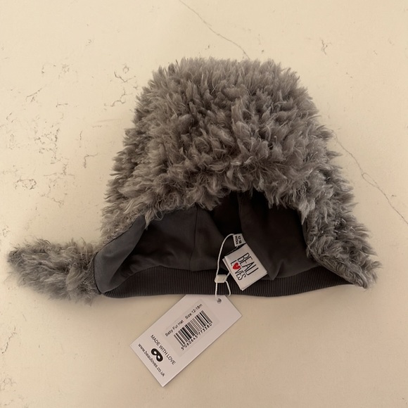 Little fuzzy fur hat with neck strap - Picture 2 of 4